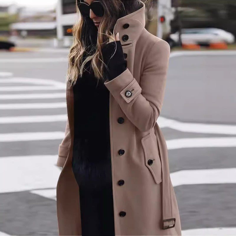 Klassisk dame trenchcoat med bælte. Elegant forårs- og efterårsjakke til stilfulde kvinder.