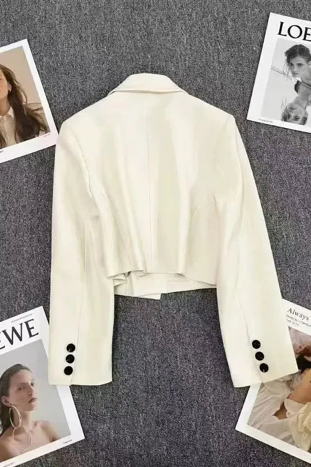Beige dameblazer; en klassisk, elegant og moderne kvindeblazer. Perfekt til både formel og afslappet hverdagsmode.