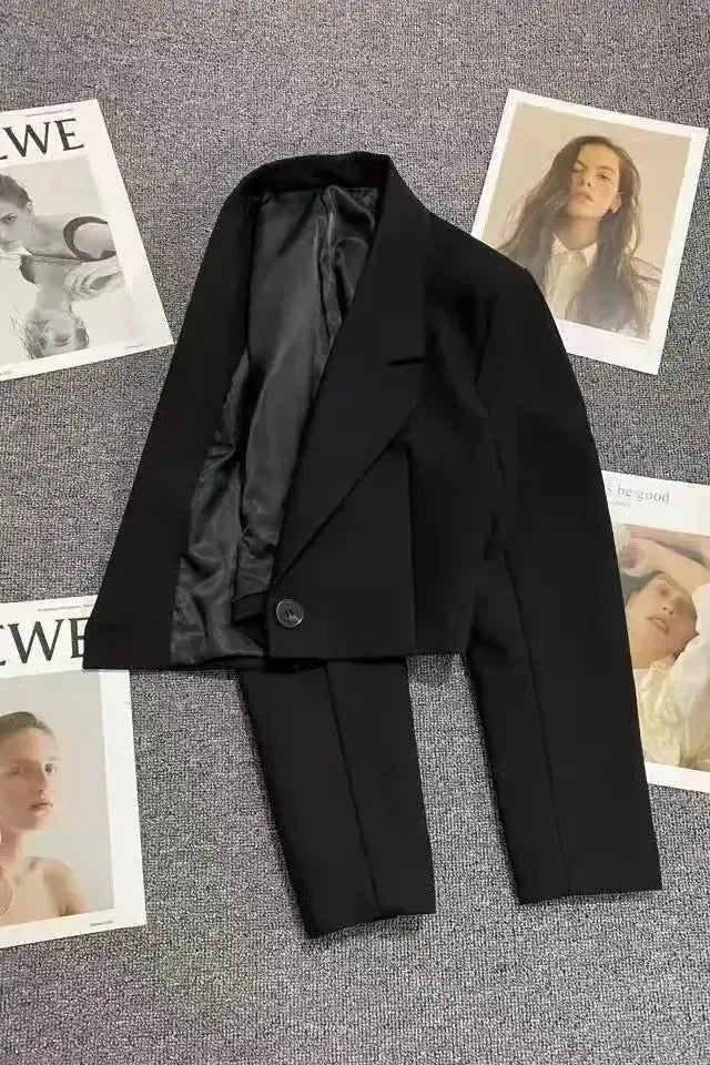 Sort klassisk dameblazer. Skræddersyet kvindeblazer med elegant pasform, ideel som formel kontorstil eller overtøj.