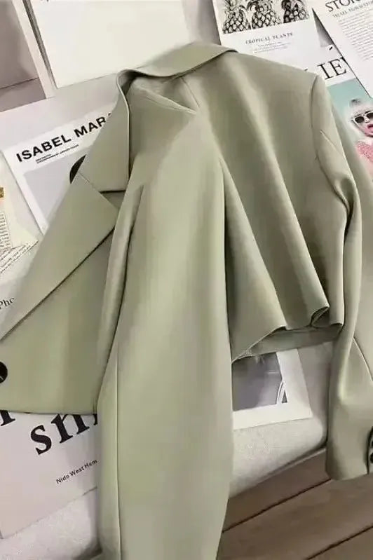 Grøn elegant dameblazer. Moderne og klassisk kvindeblazer, perfekt til et stilfuldt look eller som formel kontorstil.