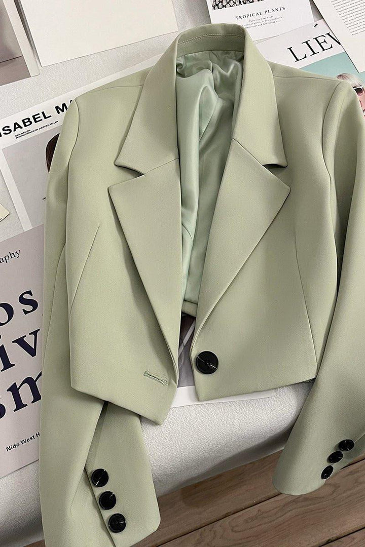 Tidløs dameblazer for elegant stil. Klassisk kvindeblazer, skræddersyet og perfekt til moderne mode, formel eller afslappet.