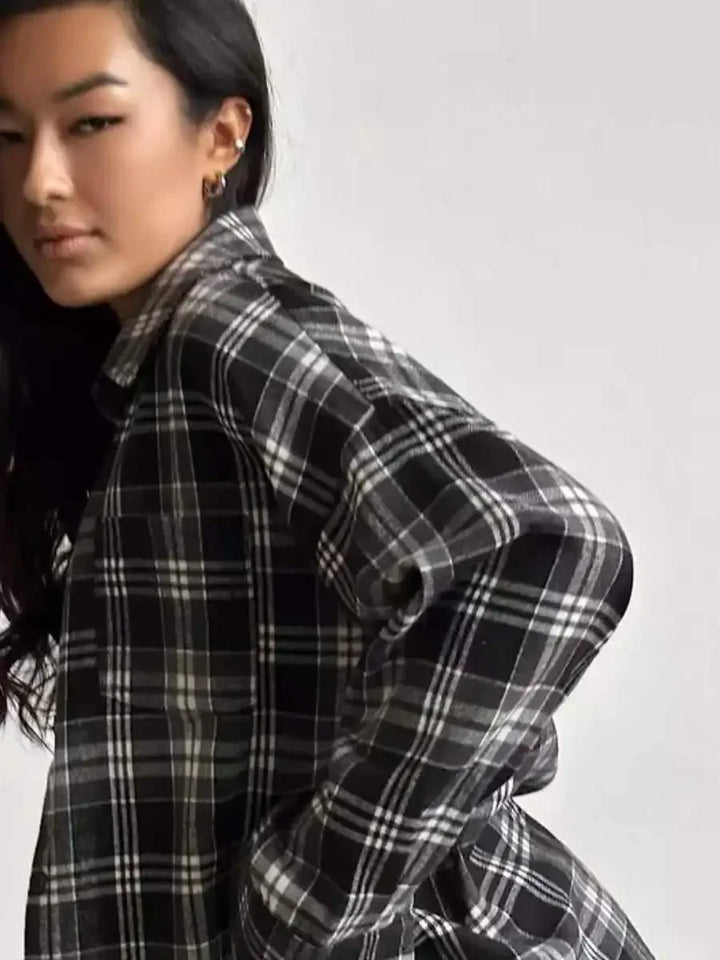 "Klassisk flannelskjorte til mænd i blød bomuld med blå og rosa ternet mønster, visning af front og bag."