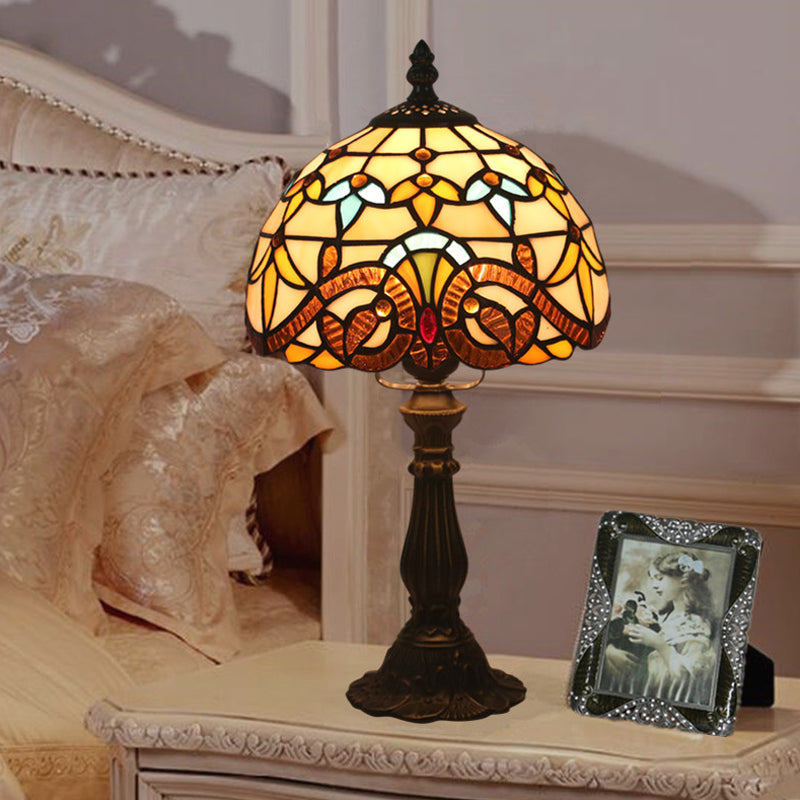 "Klassisk glasbordlampe med blødt, varmt lys og håndlavet glasdesign, elegant til enhver indretning."