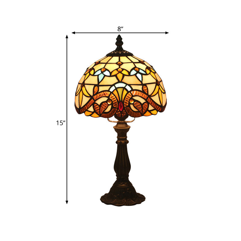 "Klassisk glasbordlampe med blødt, varmt lys og håndlavet glasdesign, elegant til enhver indretning."