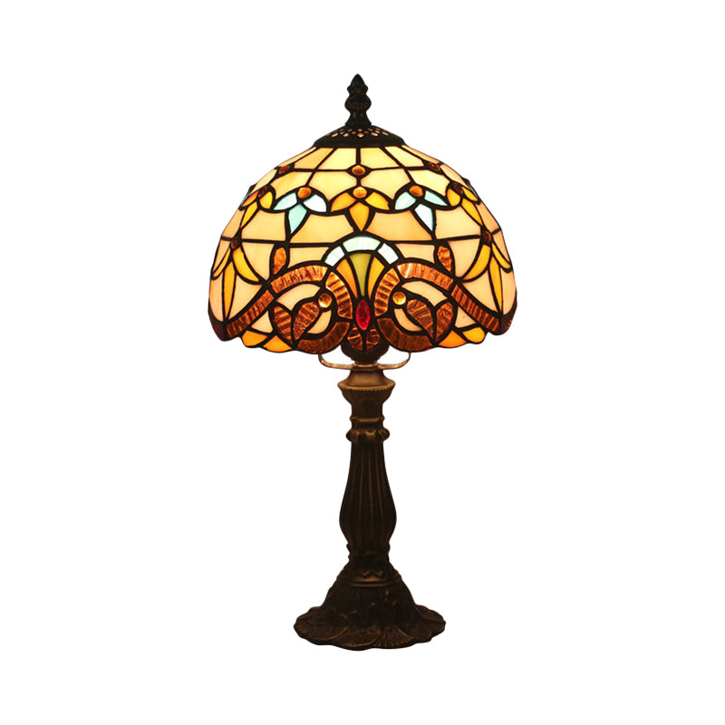 "Klassisk glasbordlampe med blødt, varmt lys og håndlavet glasdesign, elegant til enhver indretning."