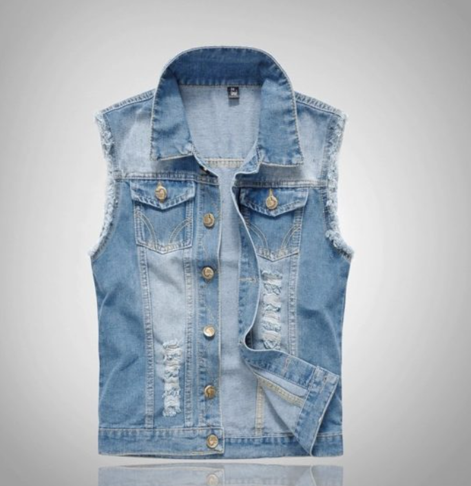 Mand iført smart denimvest, der udstråler afslappet klassisk stil. Perfekt til enhver lejlighed.