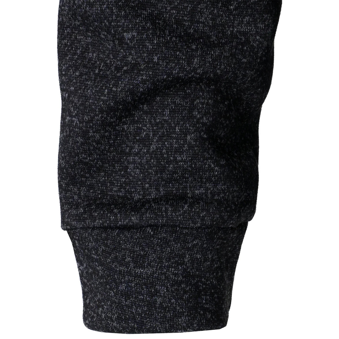 En tidløs langærmet herre sweater, strikket for varme og en behagelig pasform i vintermånederne.