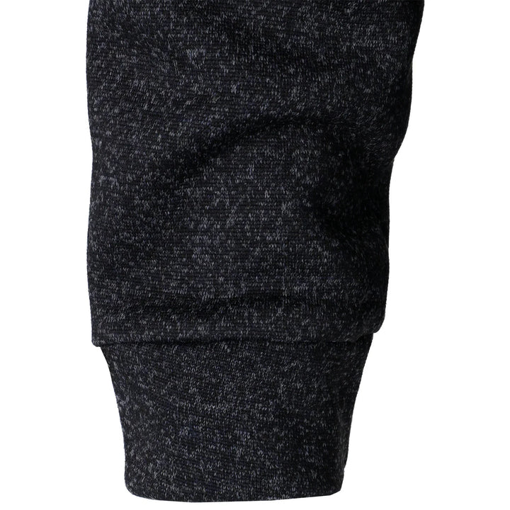 En tidløs langærmet herre sweater, strikket for varme og en behagelig pasform i vintermånederne.