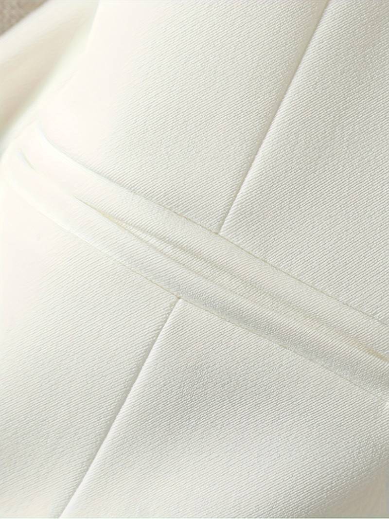 Alsidig skræddersyet damevest i klassisk design, ideel til både kontor og festlige lejligheder.