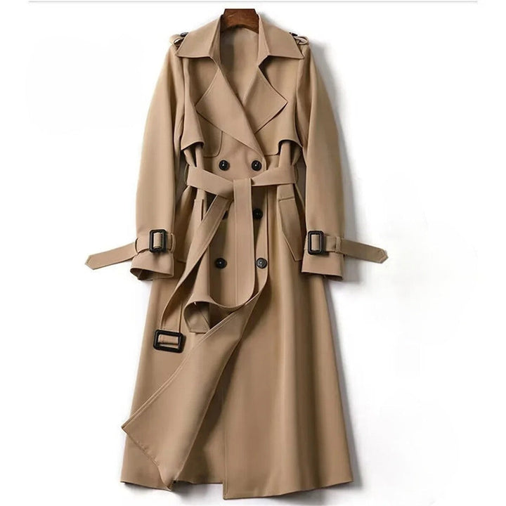 Klassisk lang dame trenchcoat i beige med bælte, perfekt som elegant overgangsjakke til forår/efterår.