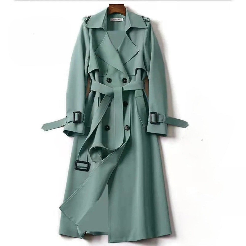 Elegant dobbeltradet dame trenchcoat i sandfarve med justerbart bælte; en tidløs klassiker til kvinder.