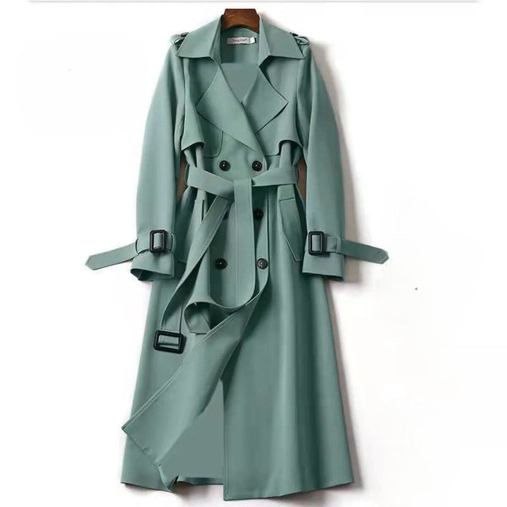 Elegant dobbeltradet dame trenchcoat i sandfarve med justerbart bælte; en tidløs klassiker til kvinder.