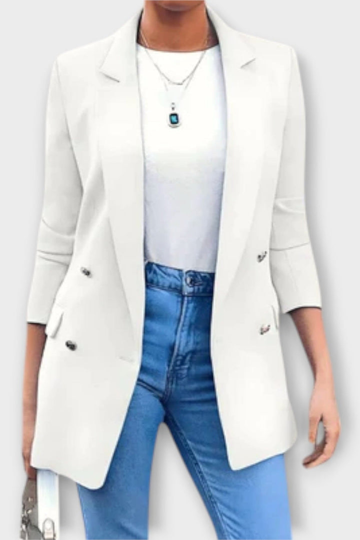 Hvid klassisk dameblazer. Elegant jakke for et smart look, velegnet til både kontor og fritid.