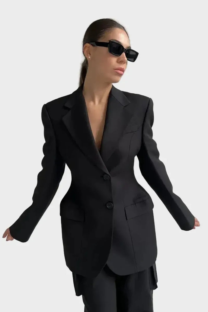 Klassisk sort dameblazer med skræddersyet pasform, perfekt til kontor og elegante anledninger.