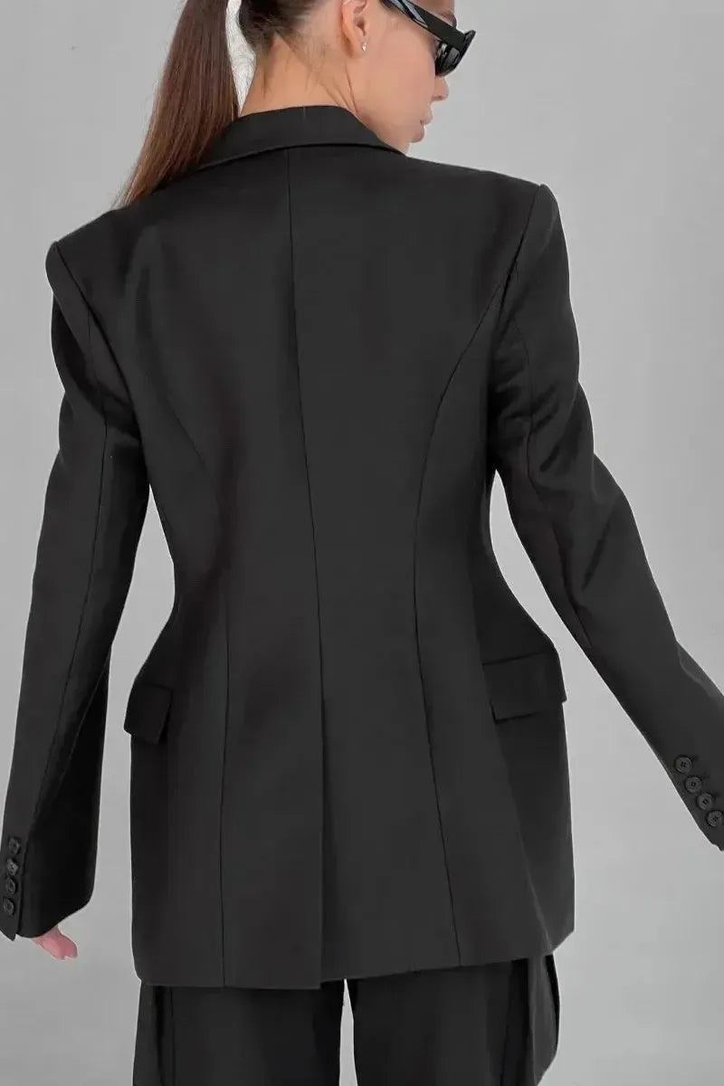 Elegant hvid dameblazer i klassisk snit, en alsidig blazer til både hverdag og fest.