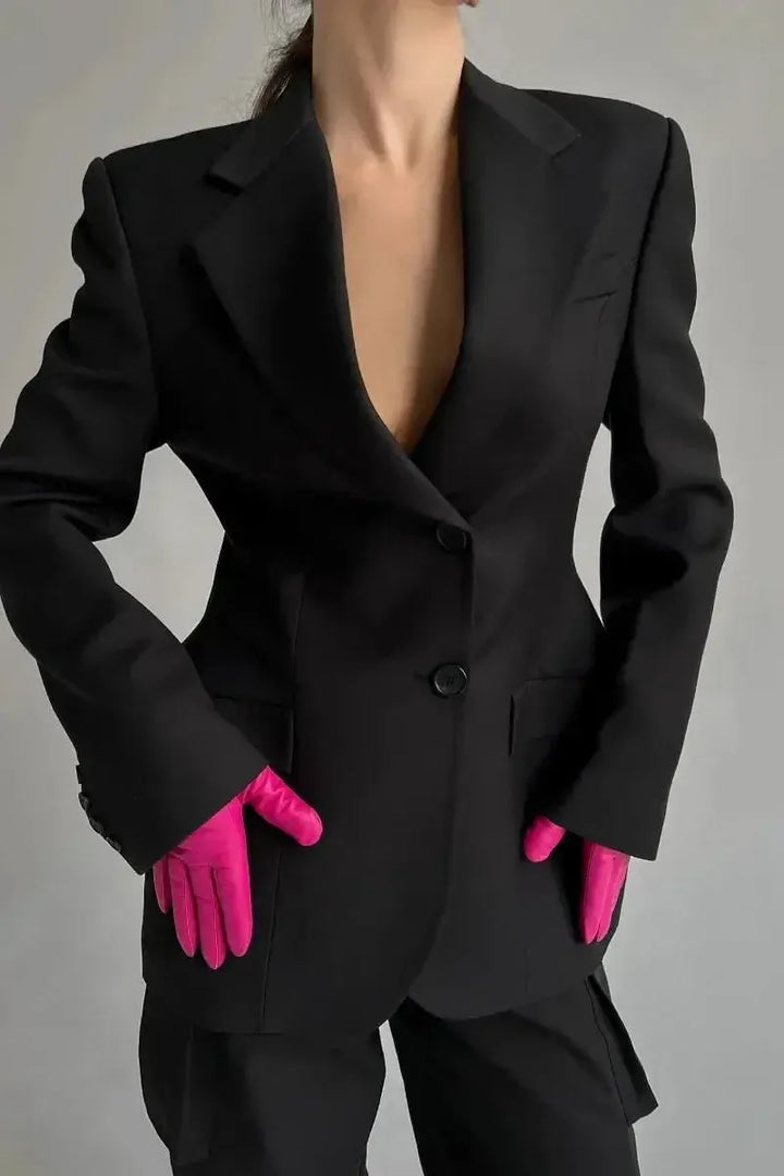 Stilfuld sort dameblazer med elegant krave, perfekt til professionelle looks og kvindemode.