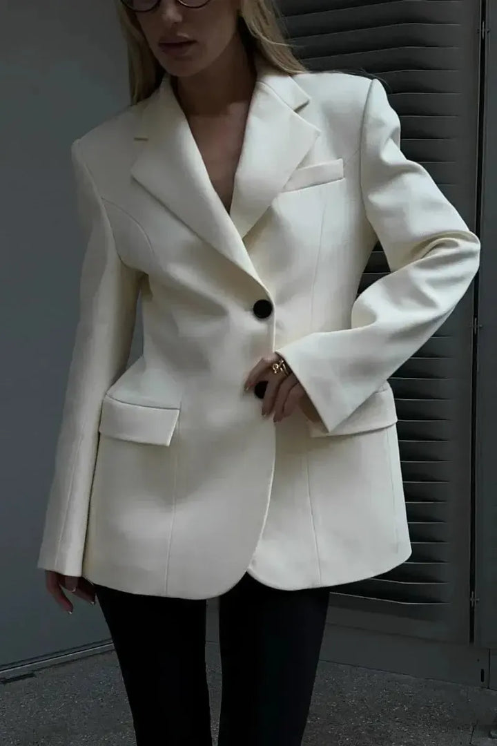 Skræddersyet dameblazer i klassisk design, der tilbyder en flatterende og elegant pasform.