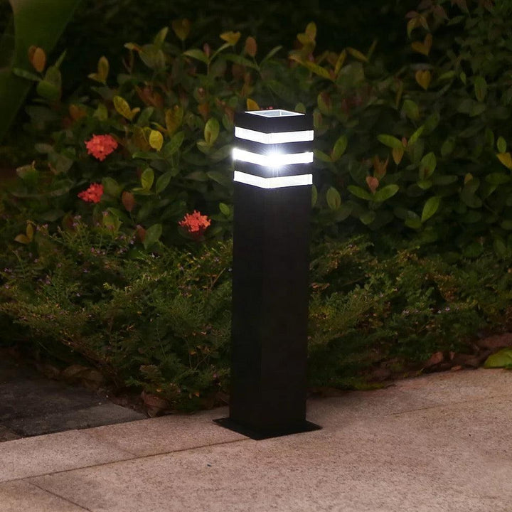 Elegant sort havelampe med 360° lys. Vejrbestandig udendørsbelysning perfekt til have, sti og terrasse.