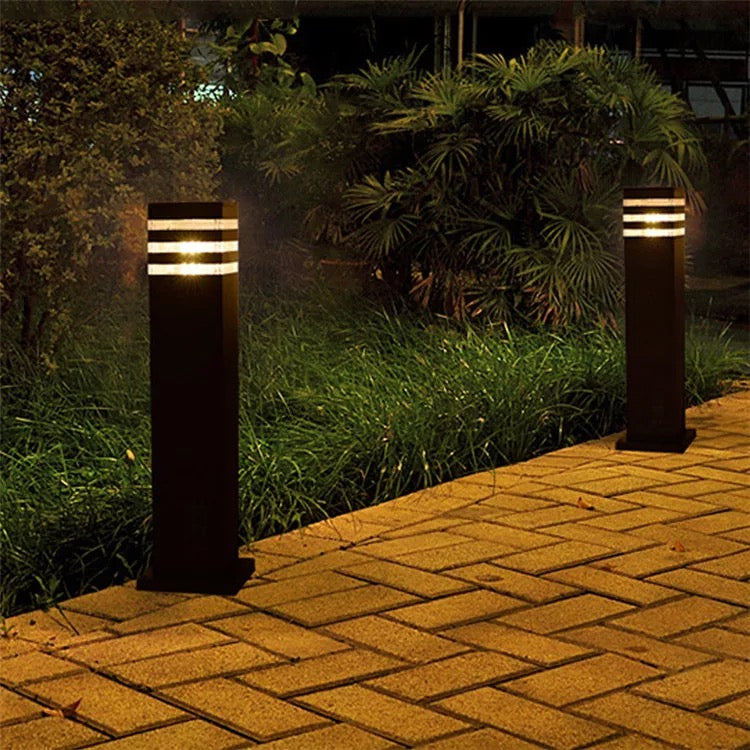 Stilfuld sort udendørslampe i klassisk design med E27 fatning, giver stemning i haven, på sti og terrasse.