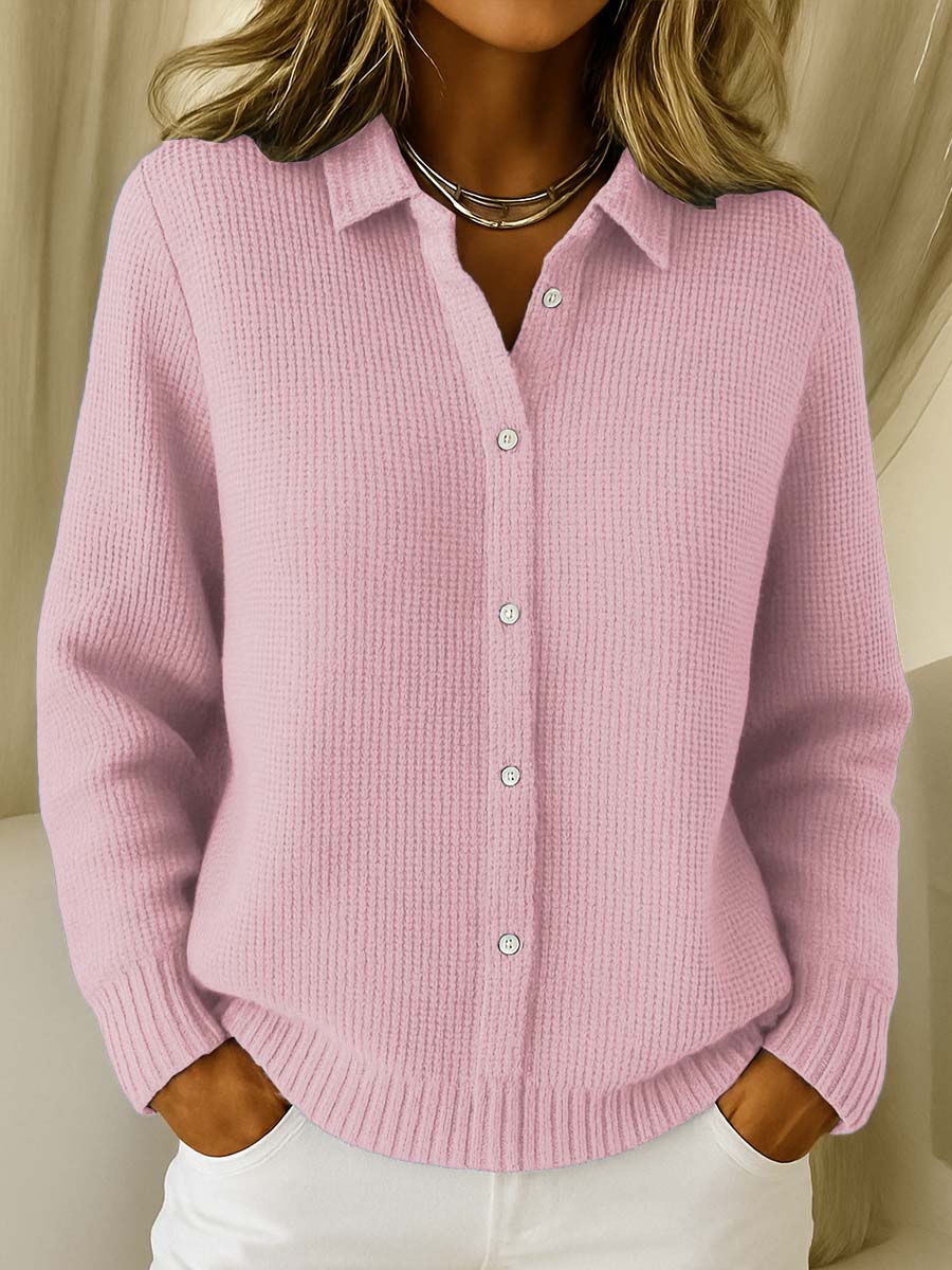 Elegant knap cardigan til kvinder. Strikket design med krave, ideel for et klassisk og stilfuldt hverdagslook.