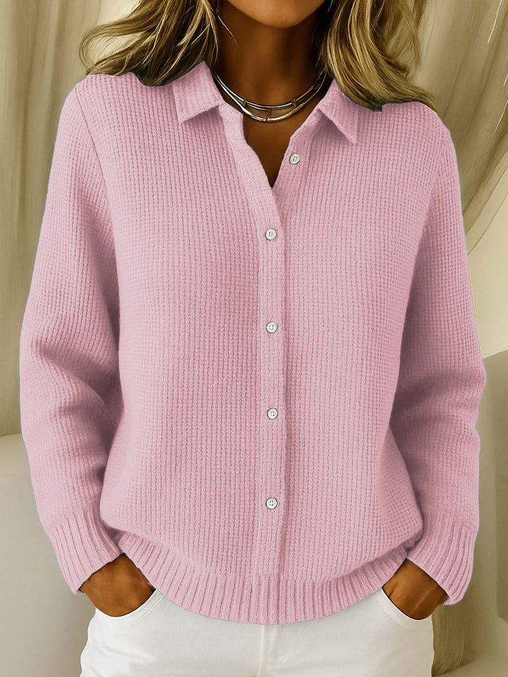 Elegant knap cardigan til kvinder. Strikket design med krave, ideel for et klassisk og stilfuldt hverdagslook.