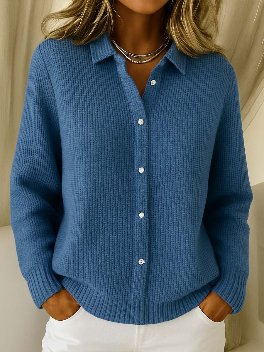 Dame cardigan med krave og knapper, i klassisk strikket design. Et must-have til kvinders elegante hverdagsmode.