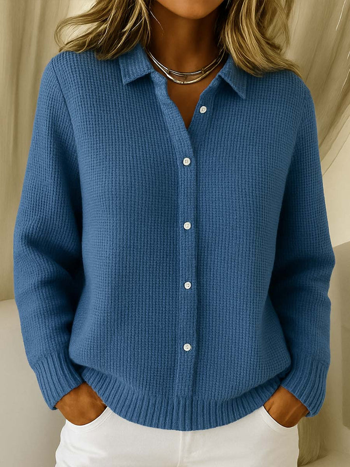 Dame cardigan med krave og knapper, i klassisk strikket design. Et must-have til kvinders elegante hverdagsmode.