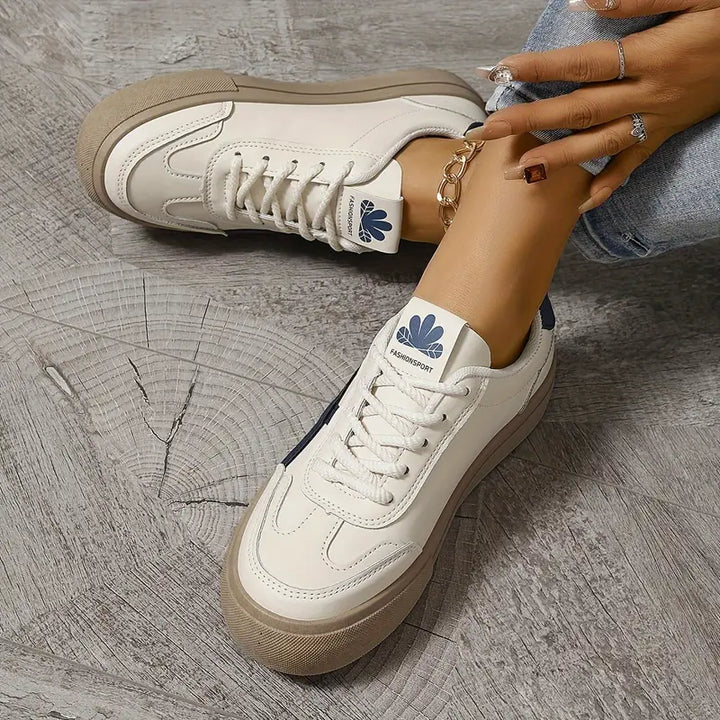 Klassiske damesneakers med komfortabel sål til hverdag. Perfekt fodtøj til afslappet stil.