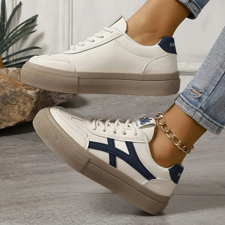 Stilfulde klassiske damesneakers i en elegant blå nuance, velegnet som hverdagssko.