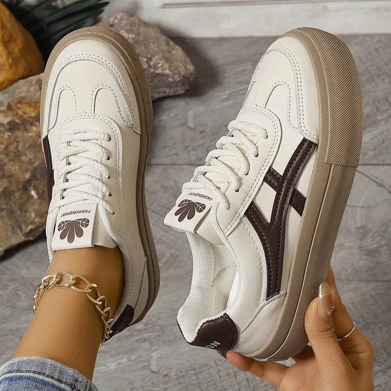 Hvide klassiske damesneakers; det perfekte valg af sporty komfortsko til en aktiv hverdag.
