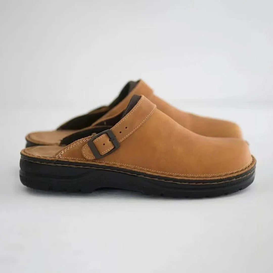 Slip-on mænds clogs, designet som fodvenlige komfortsko for nem påtagning og aflastning.
