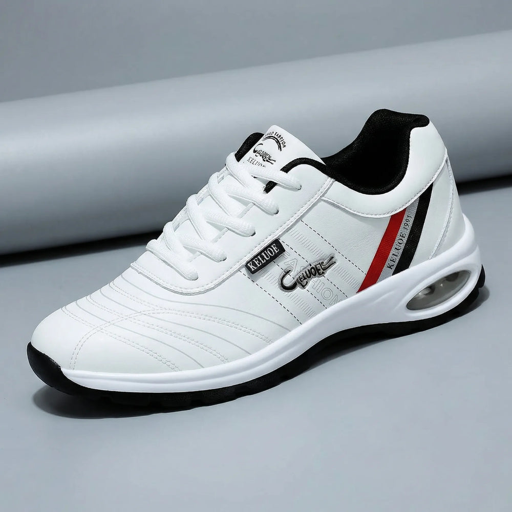Hvide klassiske herresneakers. Stilfulde snøresko for mænd, perfekte til hverdagskomfort.