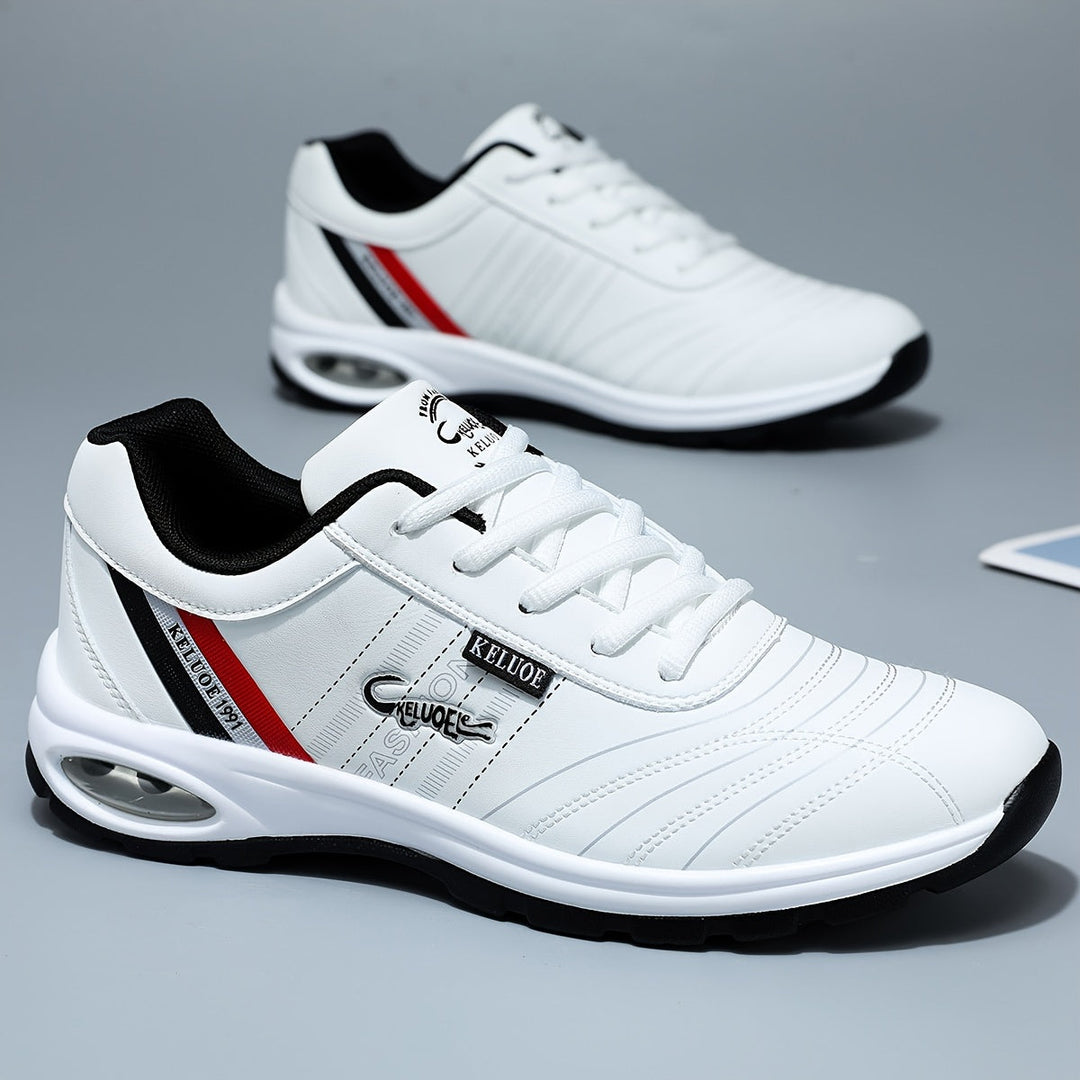 Nærbillede af klassiske herresneakers. Detaljeret visning af stilfuldt design og snørebånd.
