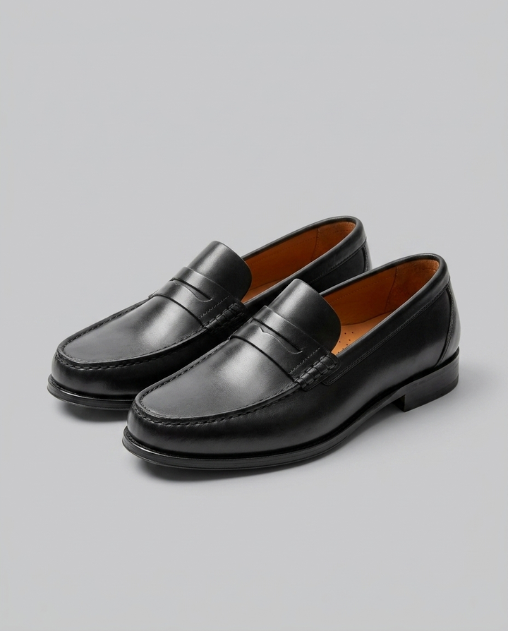 Klassiske sorte herre penny loafers i læder. Elegante slip-on sko til formelle og fritidsanledninger.