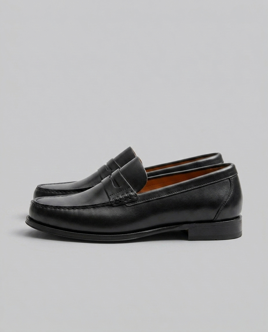 Detaljebillede af stilfulde herre penny loafers i brunt læder. En tidløs klassiker for mænd.