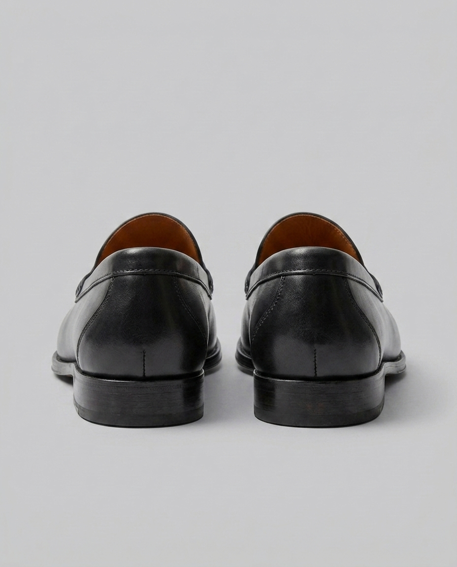 Elegante sorte slip-on herresko. Komfortable penny loafers ideelle til kontor, fest eller fritid.