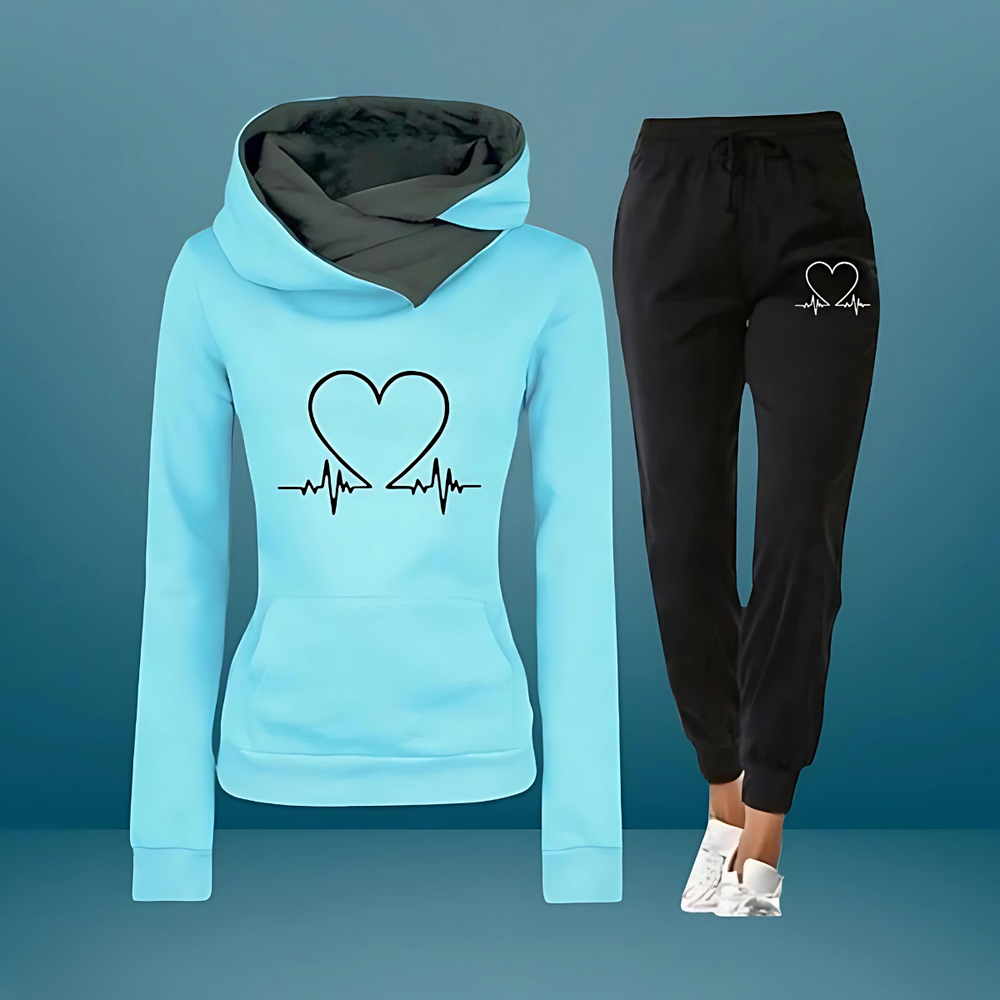 Stilfuldt dame sæt med hjerteprint på hoodie og bløde joggingbukser, perfekt til fritid og afslappet tøj.