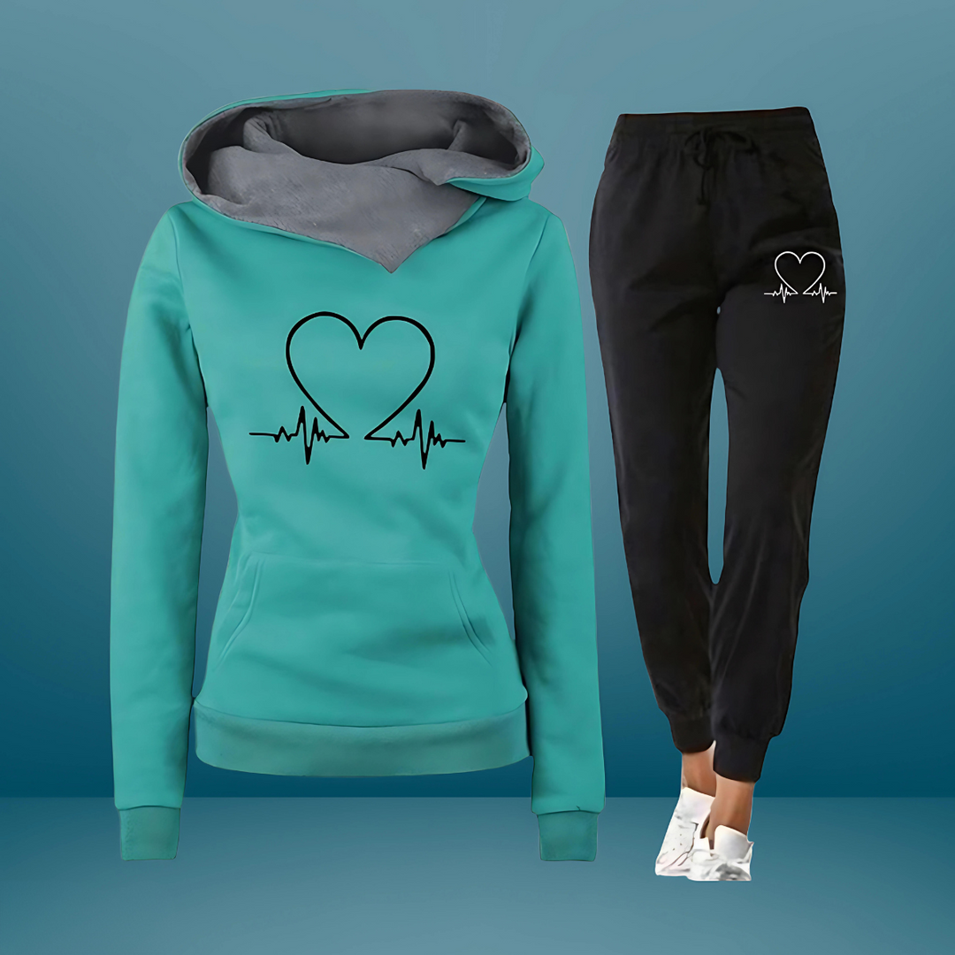 Trendy dametøj: Todelt hoodie sæt med hjerteprint og komfortable joggingbukser for et sporty hverdagslook.