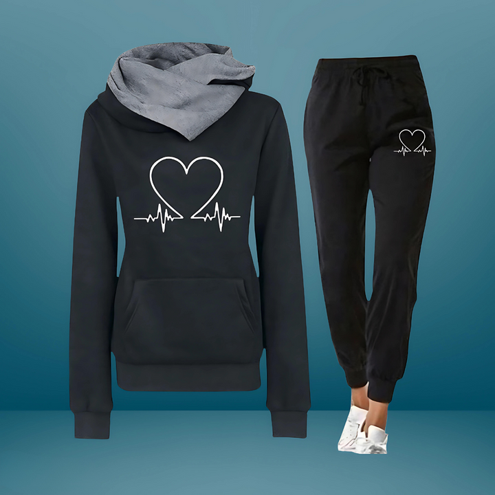 Matchende dame sæt: Hoodie med hjerteprint og bløde joggingbukser. Ideelt til hygge og afslappet stil.