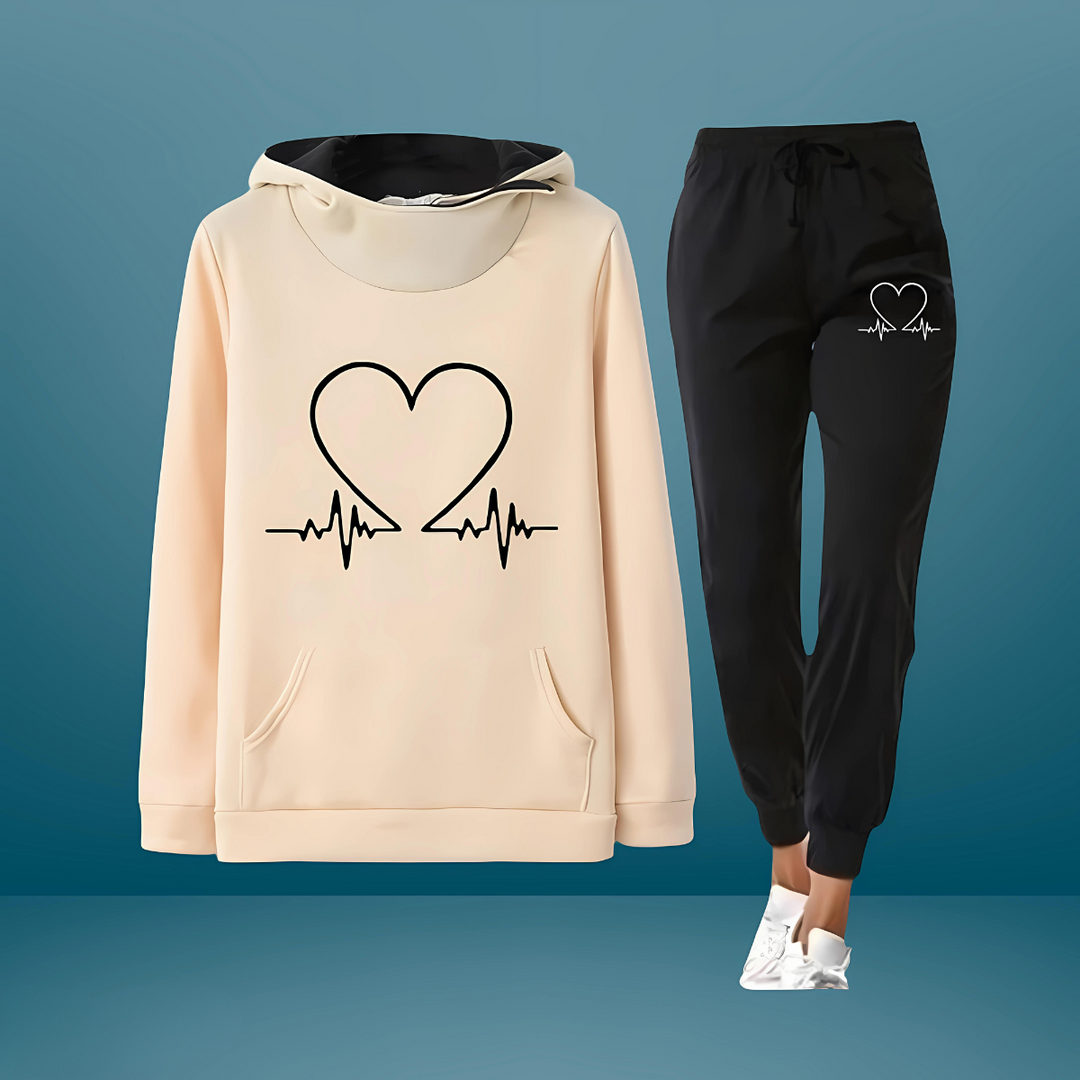 Kvindemode: Komfortabelt hoodie sæt med sødt hjerteprint og joggingbukser til en afslappet, stilfuld dag.