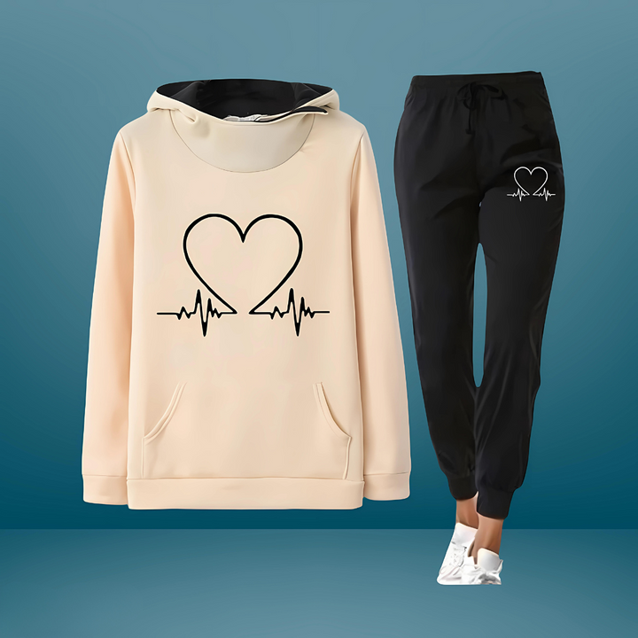 Kvindemode: Komfortabelt hoodie sæt med sødt hjerteprint og joggingbukser til en afslappet, stilfuld dag.