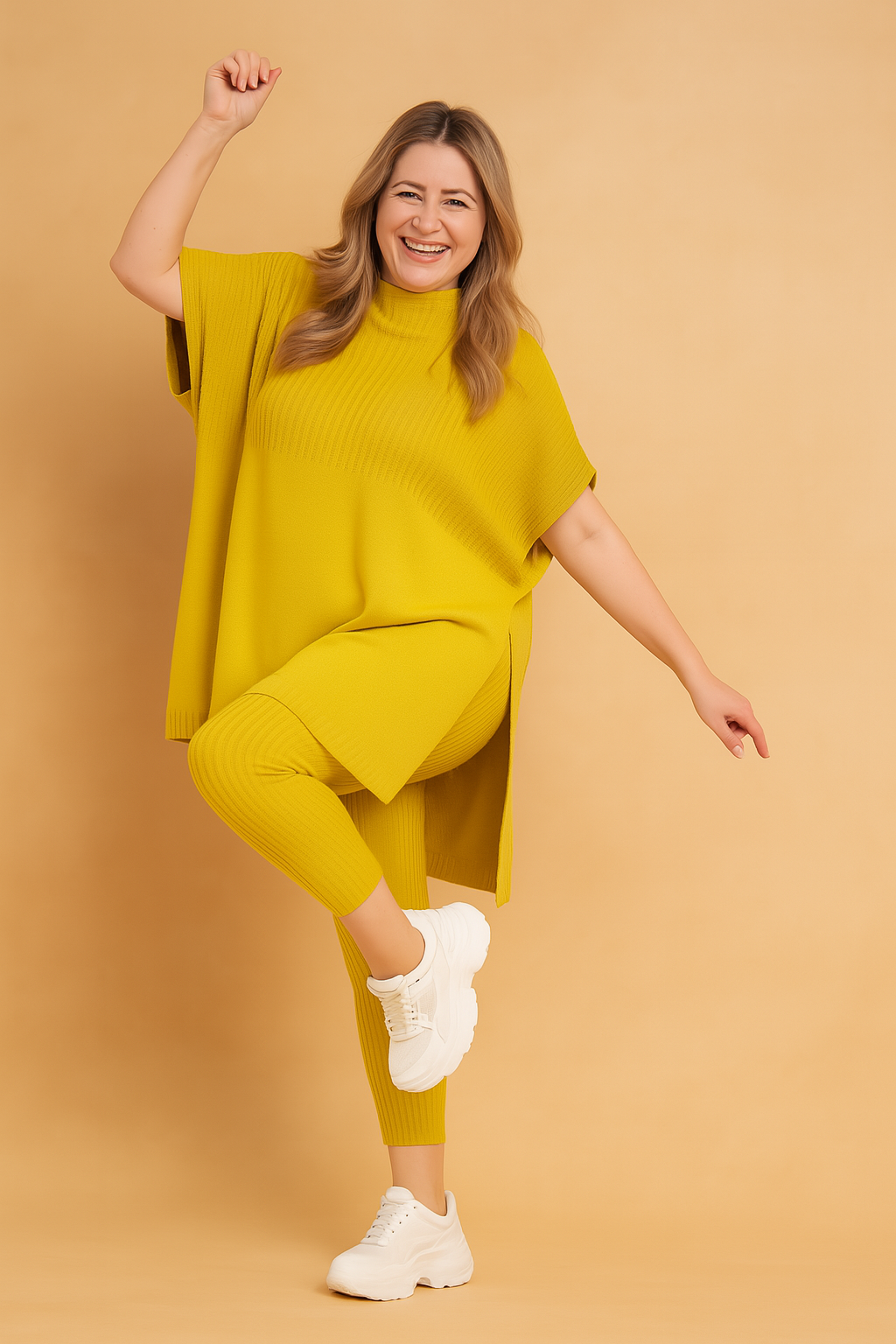 Afslappet ribstrikket sæt til kvinder. Et komfortabelt todelt outfit med blød tunika og leggings.
