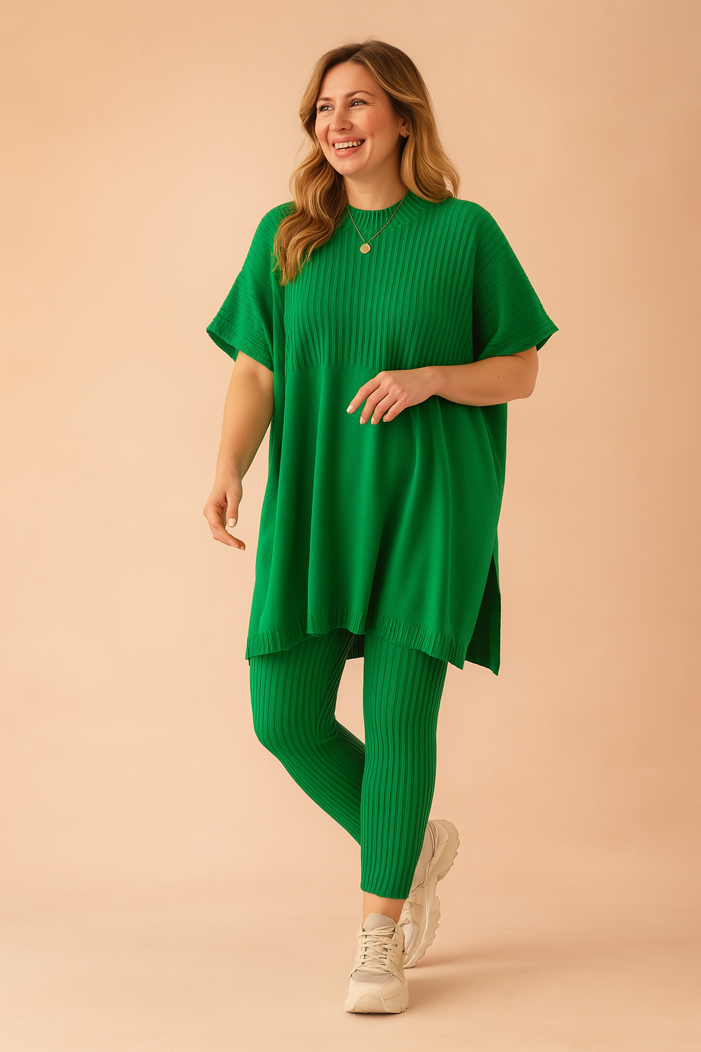 Kvinders todelte sæt i ribstrik med langærmet tunika og elastiske leggings for hygge.