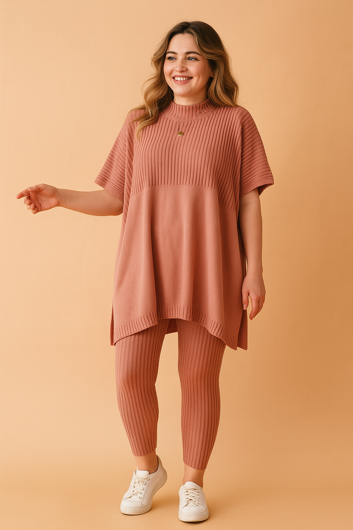 Stilfuldt loungesæt i ribstrik til kvinder. Komfortabelt todelt outfit med tunika og leggings til hverdagsbrug.