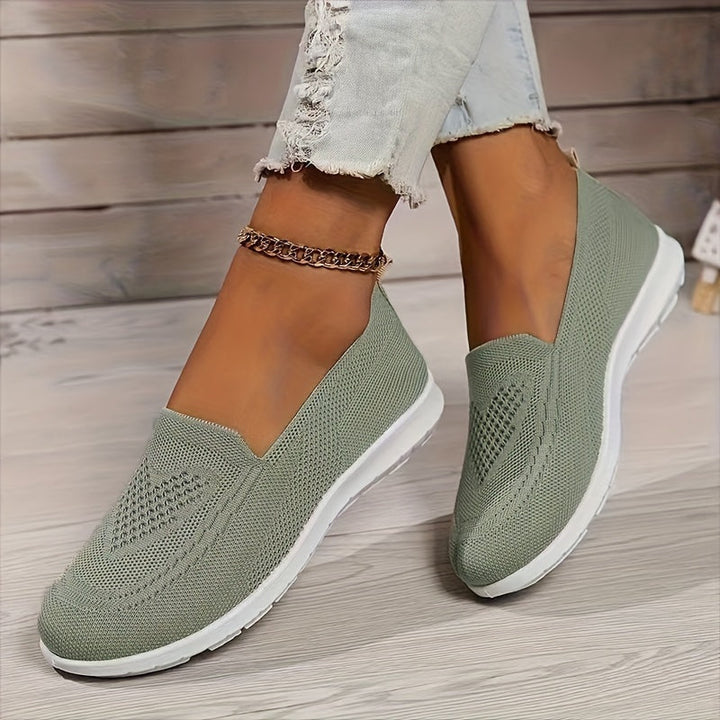 Komfortable Helena ortopædiske kvinder loafers i beige med åndbar overdel og flad sål, ideelle til daglig støtte.