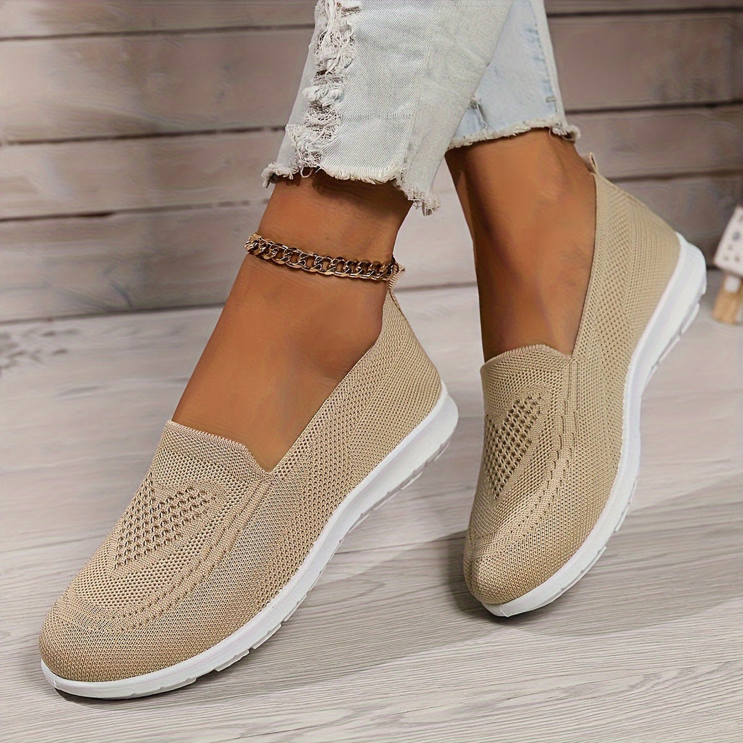 Komfortable Helena ortopædiske kvinder loafers i beige med åndbar overdel og flad sål, ideelle til daglig støtte.