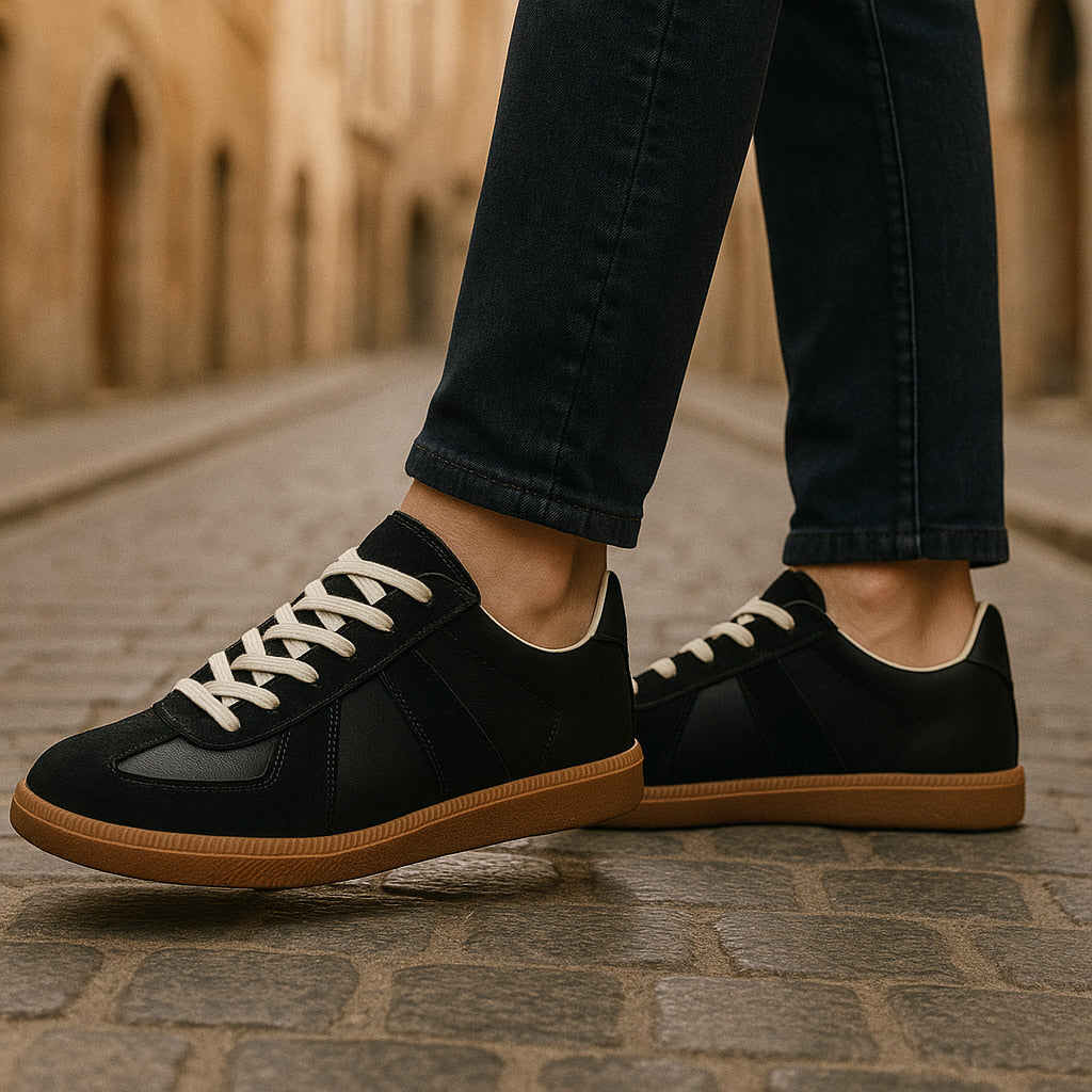 Brune herre sneakers med snørebånd, komfortable og skridsikre til daglig brug.