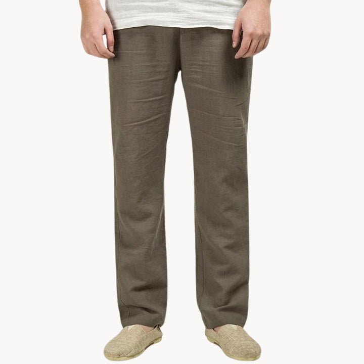 Foldede herreshorts med lige ben. Komfortable casual shorts med elastik talje til mænd.