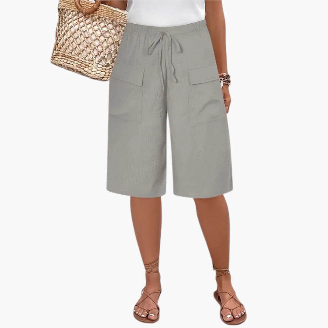 Komfortable kvinders sommershorts med elastisk talje og justerbar snor, perfekte til afslappet sommerbrug.