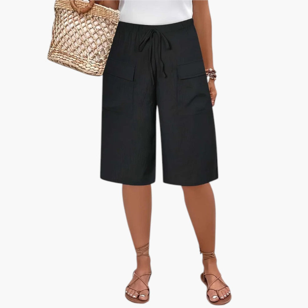 Dame casual shorts i brun med elastisk talje og praktiske frontlommer, ideelle til sommerkomfort.